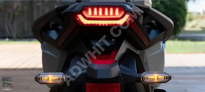 Honda  X-ADV: المغامرة والراحة في سكوتر فاخر يجمع بينهما