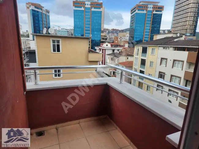 2+1 apartment on the top floor with a terrace for rent in KARTAL CEVİZLİ neighborhood