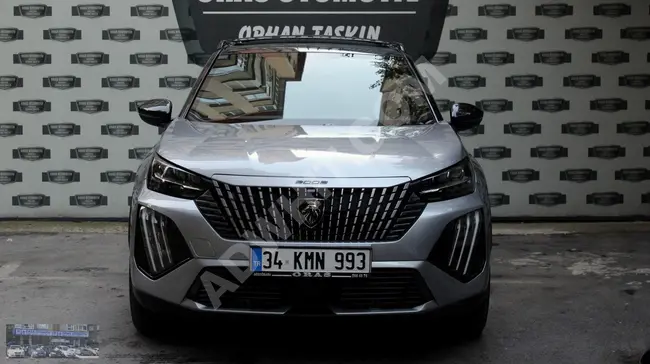 سيارة  PEUGEOT E-2008 موديل 2024، فُل كهربائية GT مع سقف بانورامي.