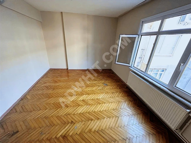 2+1 apartment for rent, with balcony, spacious, located in the market.