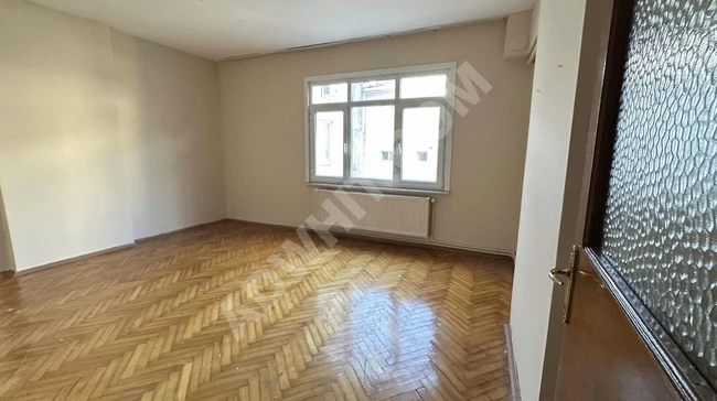 2+1 apartment for rent, with balcony, spacious, located in the market.