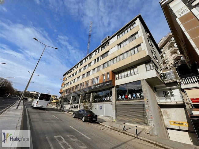 Spacious apartment with parking in a small residential complex, 5 minutes to the metro.