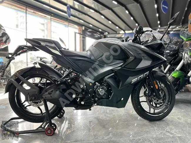 دراجة نارية Bajaj Pulsar RS 200 بتقسيط على بطاقة الائتمان بدون فوائد على مدار 12 شهرًا.