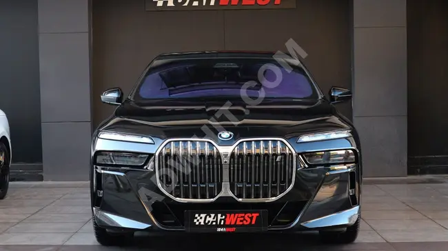 BMW موديل xDrive60 M EXCELLENCE 2023 - من الوكيل - شاشة المسرح - المحور الخلفي