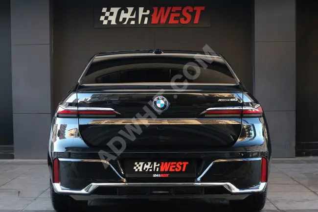 BMW موديل xDrive60 M EXCELLENCE 2023 - من الوكيل - شاشة المسرح - المحور الخلفي