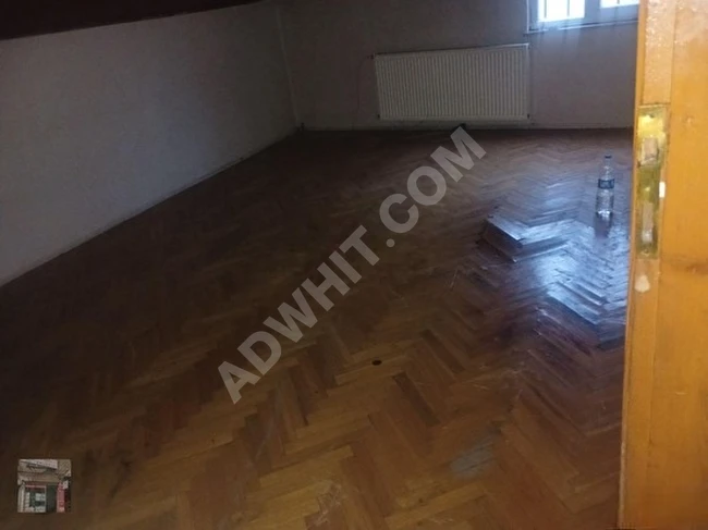 A clean apartment on the top floor in the center of Kurtuluş, near the metro and public transportation.