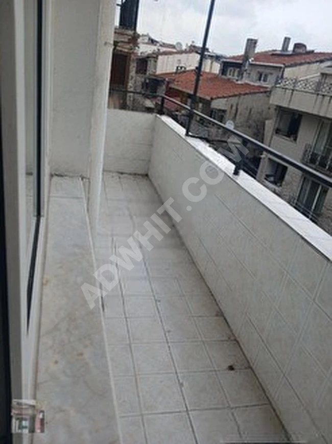 An empty apartment with an area of 150 square meters, containing 3 rooms and a living room, on the second floor with an elevator, located on the main street in Kurtuluş.