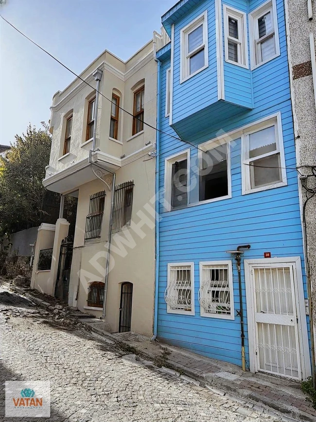 A complete building located on a always quiet street is always being photographed, in one of the most prestigious areas in the CENNET neighborhood of the BALAT FENER area.