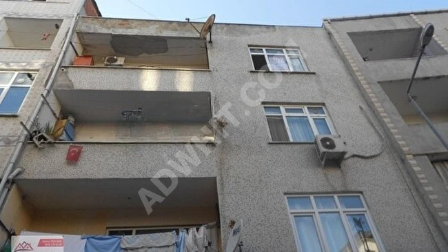 2+1 apartment measuring 75m2 on the third floor with natural gas heating and a balcony in the Altıntepsi neighborhood in Bayrampaşa.