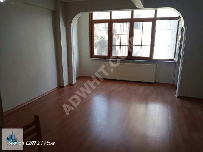 A large apartment on a mid-floor with an elevator, newly renovated, it has a balcony and is vacant, ready for occupancy.