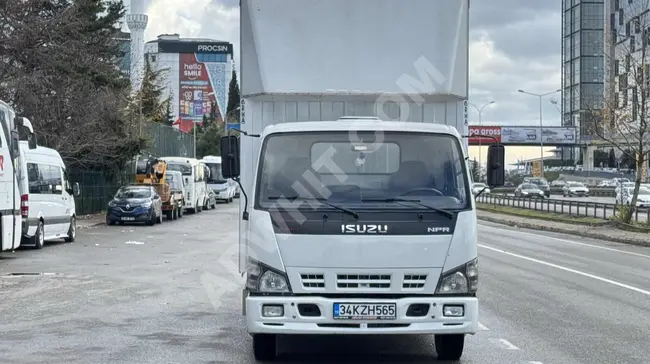 شاحنة ISUZU NPR موديل 2009 بغطاء متحرك من AZİZ