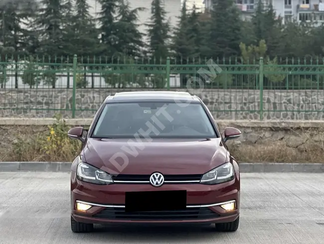 VOLKSWAGEN GOLF B. MOTION HIGHLINE 1.6TDI DSG model 2019 with 115 horsepower and with a glass roof