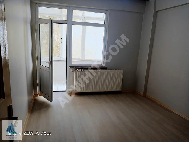 A large apartment on a mid-floor with an elevator, newly renovated, it has a balcony and is vacant, ready for occupancy.