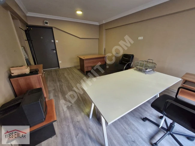 Office for rent with an area of 20 square meters, clean, furnished, and well-maintained in Kadıköy Altıyol