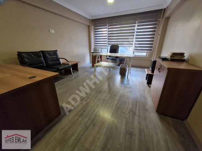 Office for rent with an area of 20 square meters, clean, furnished, and well-maintained in Kadıköy Altıyol