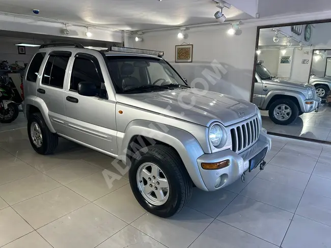 Jeep Cherokee 3.7 Limited with original American sunroof and four-wheel drive gas.