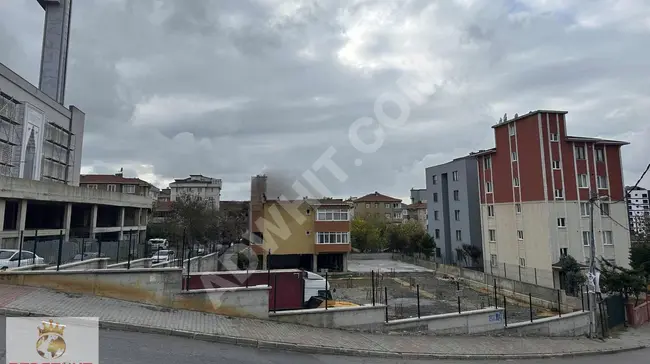 A plot of land for rent with an area of 1700 m², suitable for most businesses - with a view of the main street in the Kartal Yakacik area.