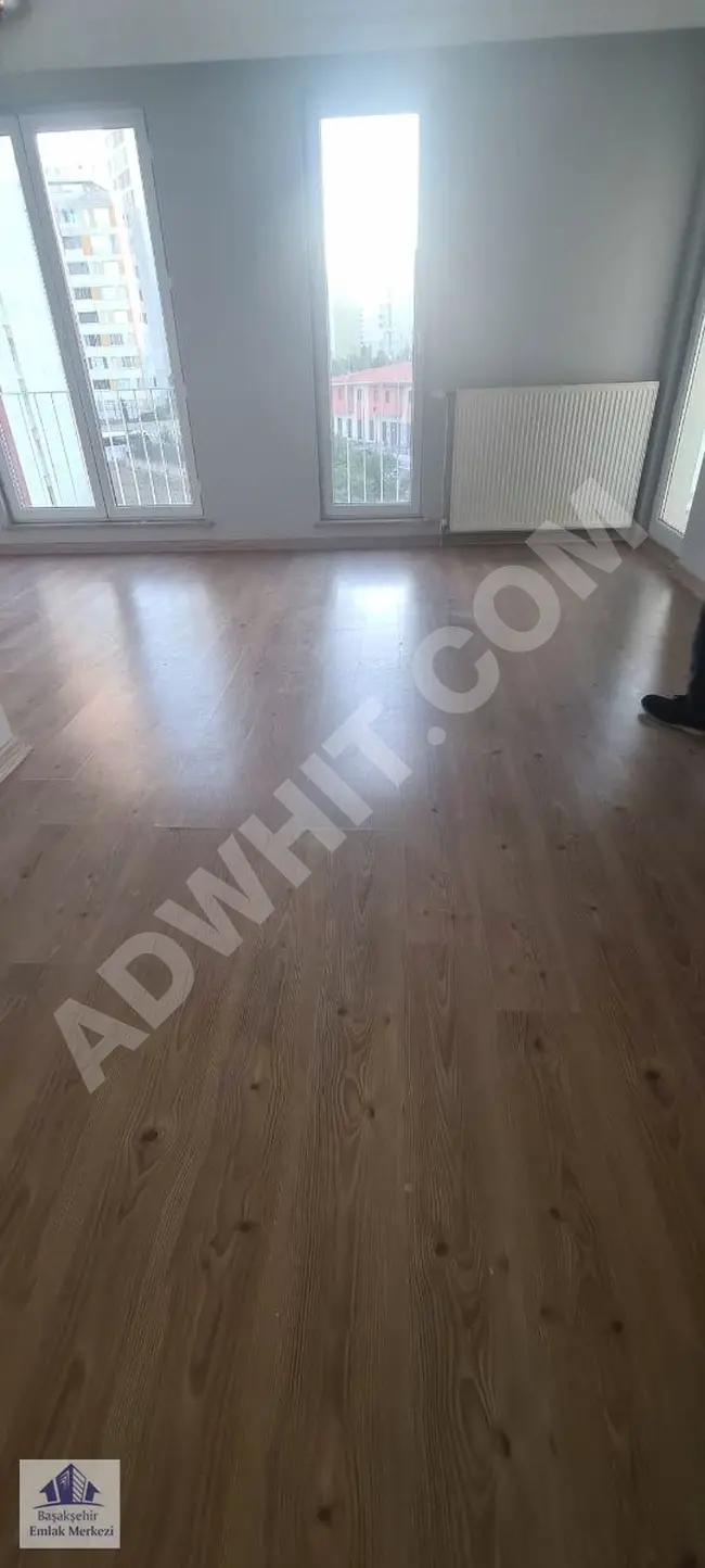 Apartment for sale 4+1 on the middle floor in the KAYAŞEHİR 19 area.