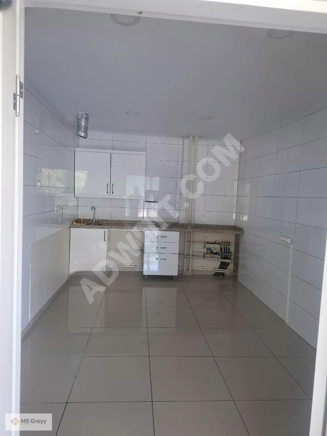 Beylikdüzün de kiralık giriş köşe 180m2 dükkan