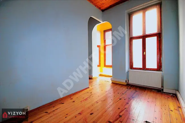 Apartment for rent with high ceilings in a central location in Beyoğlu.