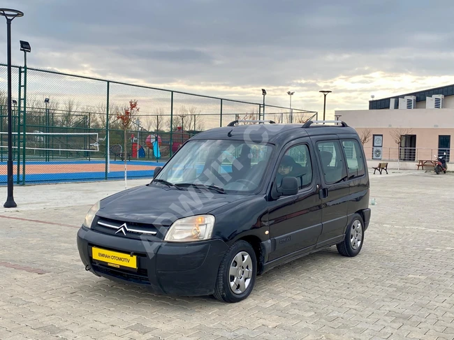 2006 Citroen Berlingo with double sliding doors, single cab, and one air conditioner.