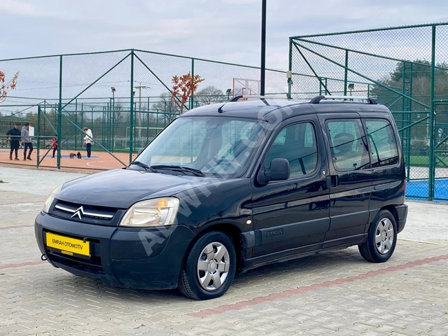 2006 Citroen Berlingo with double sliding doors, single cab, and one air conditioner.