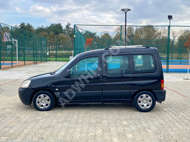 2006 Citroen Berlingo with double sliding doors, single cab, and one air conditioner.