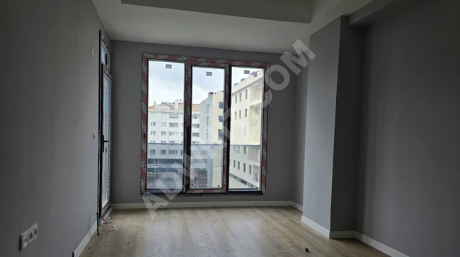 For rent: 1+1 apartment with an area of 60 square meters on the middle floor, also suitable for commercial use, in the center of AVCILAR.