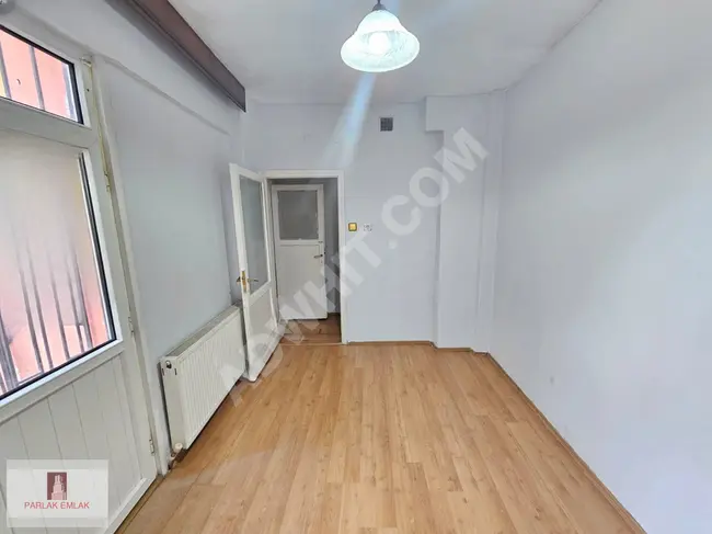 2+1 apartment on a high floor, close to the Üsküdar Center, with a balcony, clean and ready for occupancy by PARLAK.