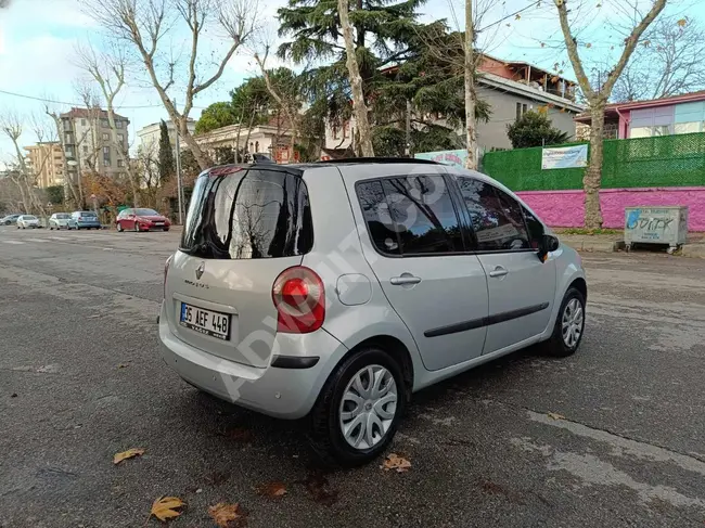 A 2006 Modus 1.5 dci car with 208,000 km featuring a unique glass roof.