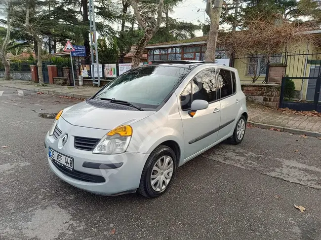 A 2006 Modus 1.5 dci car with 208,000 km featuring a unique glass roof.