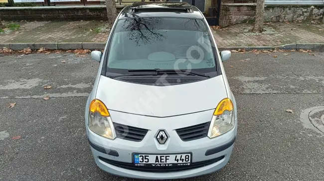 A 2006 Modus 1.5 dci car with 208,000 km featuring a unique glass roof.