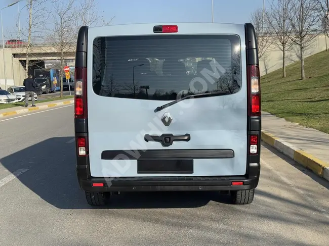 RENAULT TRAFIC van 5+1 model 2022 - Automatic - Rear view