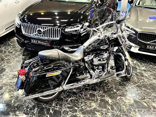 دراجة نارية HARLEY DAVIDSON ROAD KING VIVID موديل 2022 - باللون الأسود اللامع بمسافة 7,470 كيلومترًا