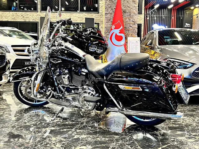 دراجة نارية HARLEY DAVIDSON ROAD KING VIVID موديل 2022 - باللون الأسود اللامع بمسافة 7,470 كيلومترًا