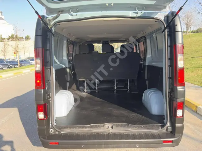 RENAULT TRAFIC van 5+1 model 2022 - Automatic - Rear view