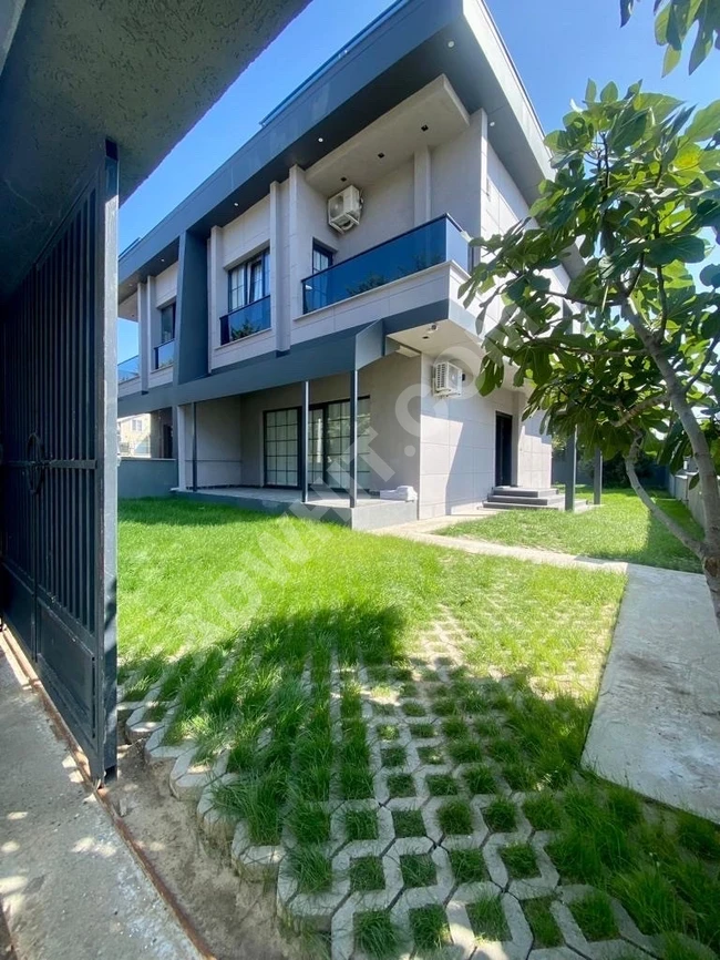 Beylikdüzü, İstanbul Avrupa Yakası'nda Kiralık Yedi Odalı Villa.