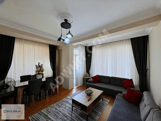 A spacious and clean 2+1 apartment on the middle floor with an elevator, well-maintained by Rota Emlak Üsküdar.