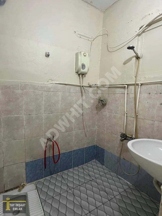 Apartment for rent 1+1 on the middle floor next to the YENİKAPI metro station.