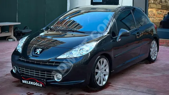 سيارة Peugeot 207 مُعتنى بها بسقف زجاجي