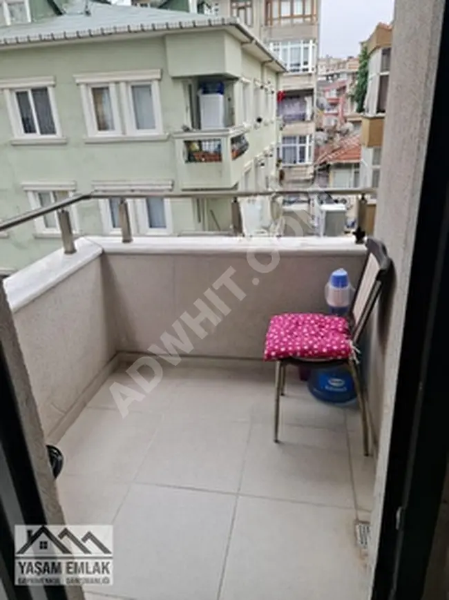 Spacious apartment 85m², third floor in a secure complex in ÜMRANİYE MEREZ, next to the metro and the market.