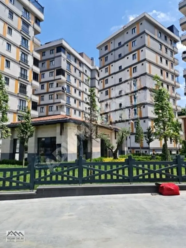 Spacious apartment 85m², third floor in a secure complex in ÜMRANİYE MEREZ, next to the metro and the market.