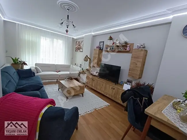 A 2+1 apartment with an area of 80 square meters on the second floor with a balcony and a bright front façade in the ÜMRANİYE YAMANEVLER area in the center, near the ÇARŞI metro.