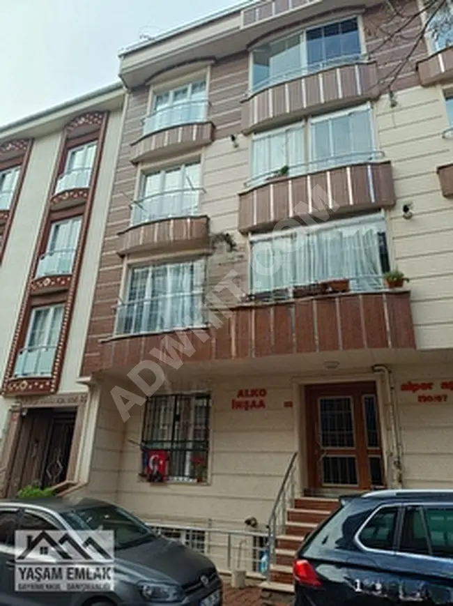 A 2+1 apartment with an area of 80 square meters on the second floor with a balcony and a bright front façade in the ÜMRANİYE YAMANEVLER area in the center, near the ÇARŞI metro.