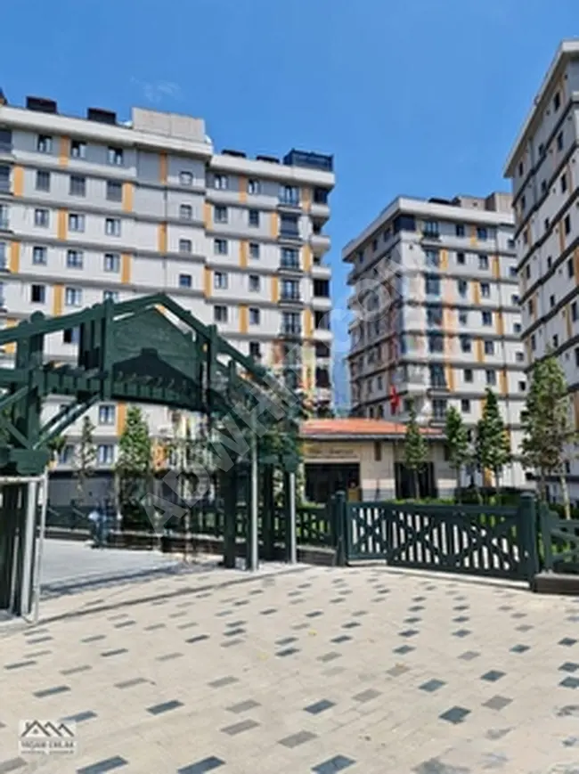 Spacious apartment 85m², third floor in a secure complex in ÜMRANİYE MEREZ, next to the metro and the market.