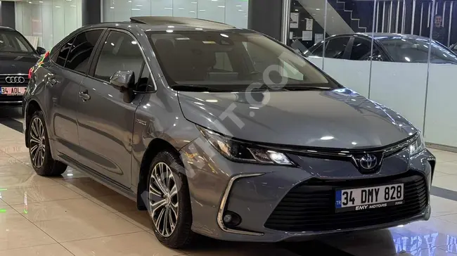 سيارة Toyota Corolla - بمسافة 90 ألف كم مع سقف بانورامي - بحالة معتنى بها