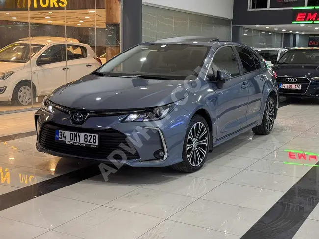 سيارة Toyota Corolla - بمسافة 90 ألف كم مع سقف بانورامي - بحالة معتنى بها