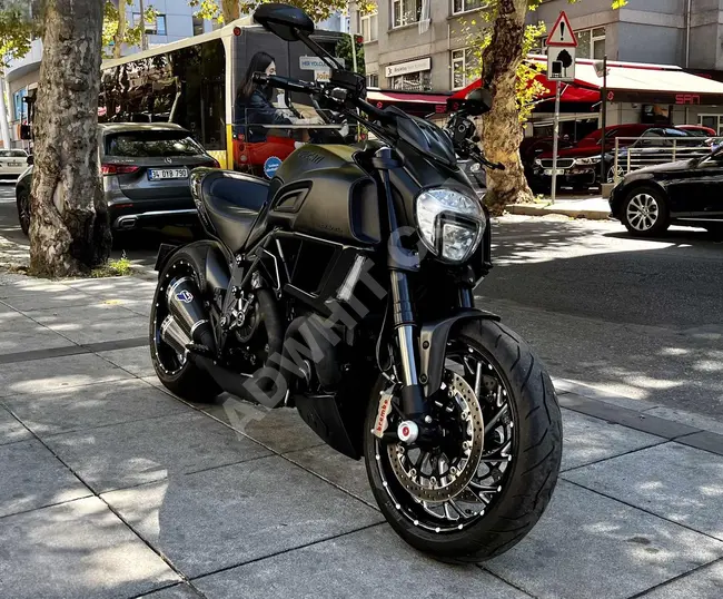 دراجة نارية DUCATI DIAVEL DARK - عادم Termignoni - كربون - Desmo