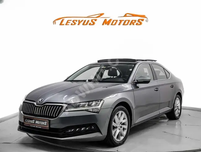 SKODA SUPERB 1.5 TSI موديل 2022, سقف زجاجي, شاشة رقمية, ليد, عداد 80.000 كم - LESYUS