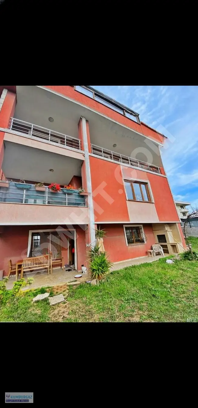 A triplex apartment with three independent floors, corner position with a garden and terrace in Kamiloba.